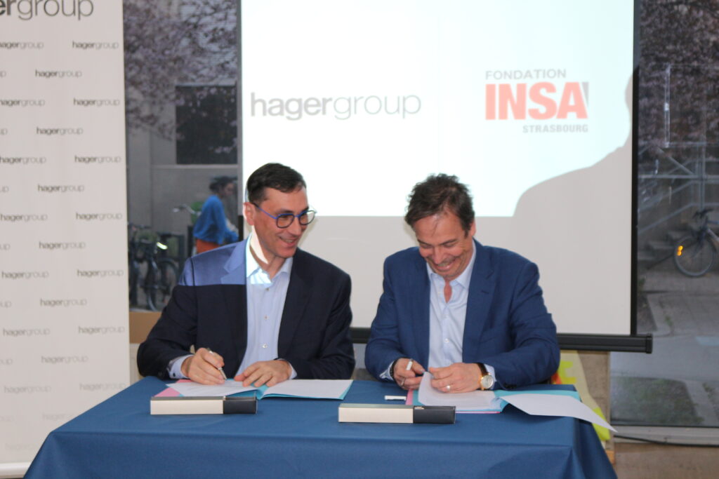 Franck Houdebert, directeur des ressources humaines chez Hager Group et Christophe Bailly, président du conseil de gouvernance de la Fondation INSA Strasbourg, signent la convention de mécénat